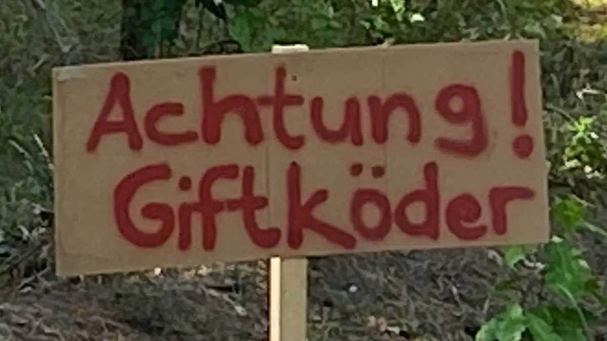 Warnung für Hundehalter und Eltern mit kleinen Kindern: Hier hat ein Bürger in Eigeninitiative einen Hinweis an der Radrennbahn in Groß Lindow aufgestellt. Besonders besorgniserregend sind die Giftköderfunde im Strandbereich am Katjasee.Hagen Bernard