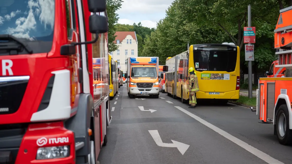 Die Bewohner werden in mehreren Bussen der BVG untergebracht.