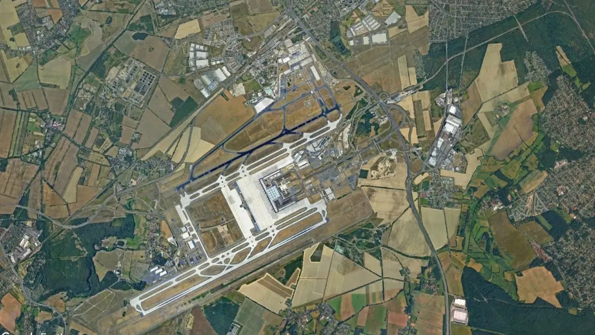 Satellitenaufnahme von Schönefeld mit größeren Freiflächen im Ortsteil Waltersdorf im Osten des Flughafens BER.