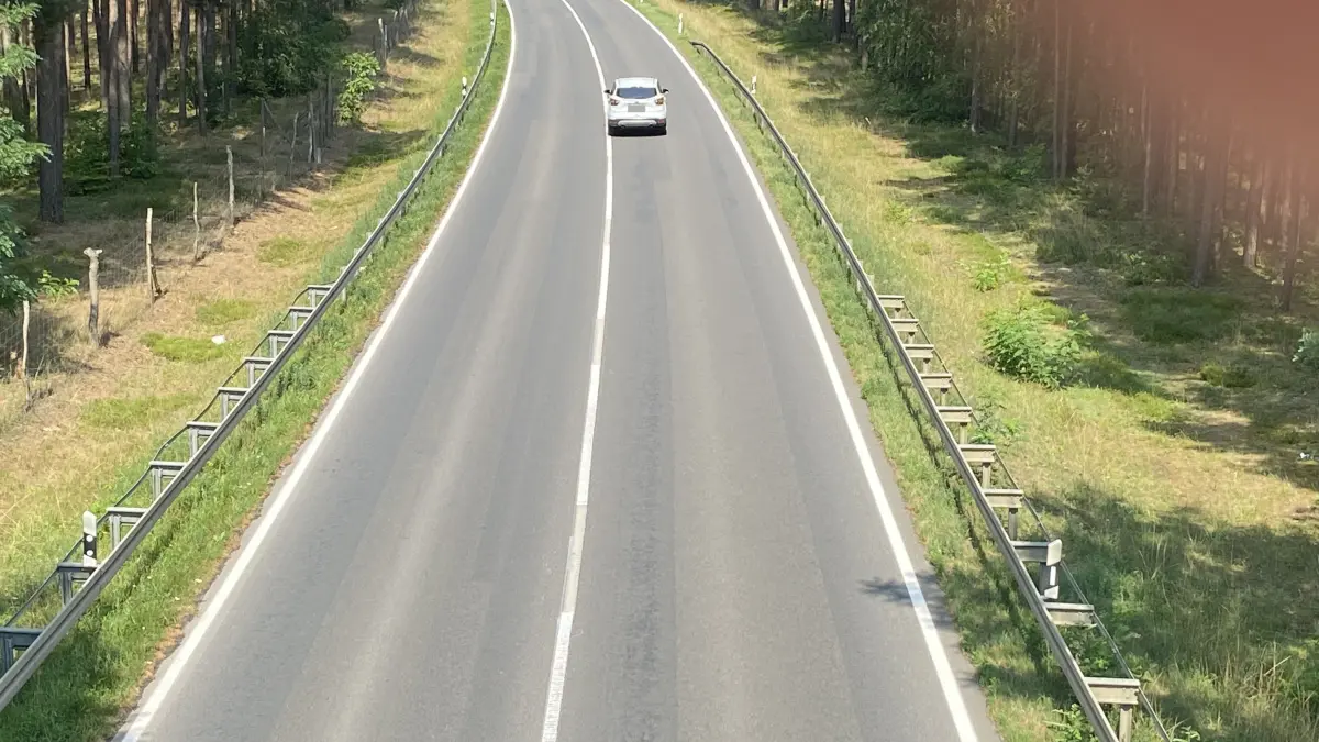 Blick von Brücke Streitberg auf die B168 bei Fürstenwalde: Die weiße Linie ist unterschiedlich stark ausgeprägt. Was es damit auf sich hat.