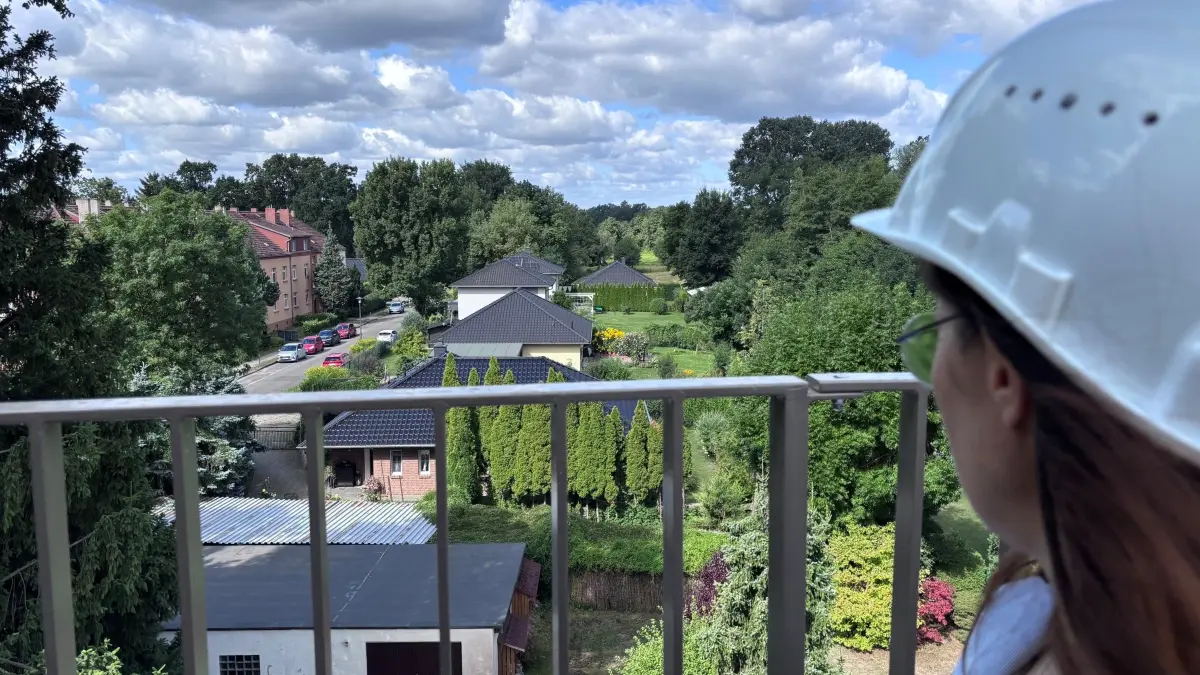 Die WGE baut in Erkner neue Wohnungen. Drei Häuser werden bald fertig. Hier blickt Susanne Branding, Geschäftsführerin der WGE, vom Neubau auf die Wiesen beim Bretterschen Graben.