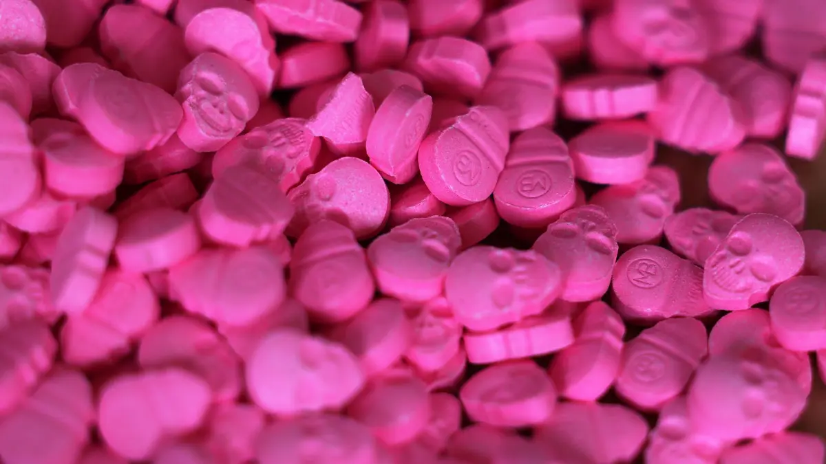 Ecstasy-Tabletten: ARCHIV - 15.06.2021, Nordrhein-Westfalen, Köln: Ecstasy-Tabletten in Form von Totenköpfen liegen in einem Zollamt auf einem Tisch. Die Droge gibt es auch in flüssiger Form. (zu dpa: «13 Strafverfahren nach kreativem Drogen-Schmuggel per Post») Foto: Oliver Berg/dpa +++ dpa-Bildfunk +++