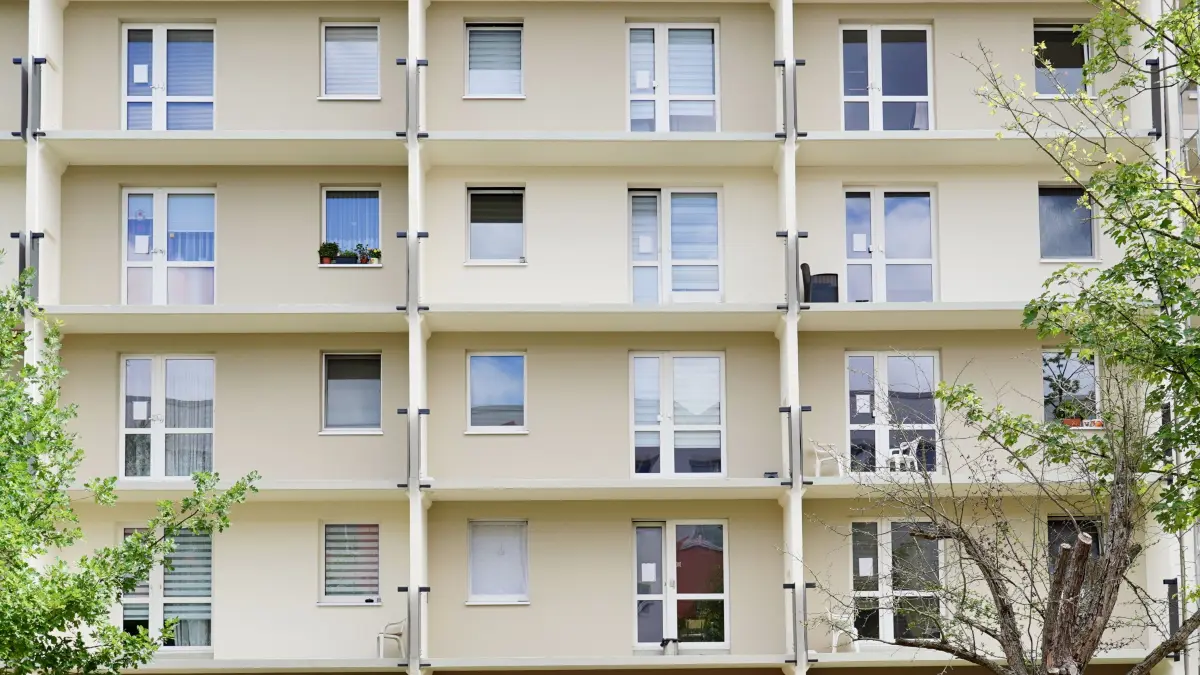 Über Monate sind die Balkone in der Anne-Frank-Straße 1 bis 7 in Schwedt wegen Sanierungsarbeiten gesperrt.