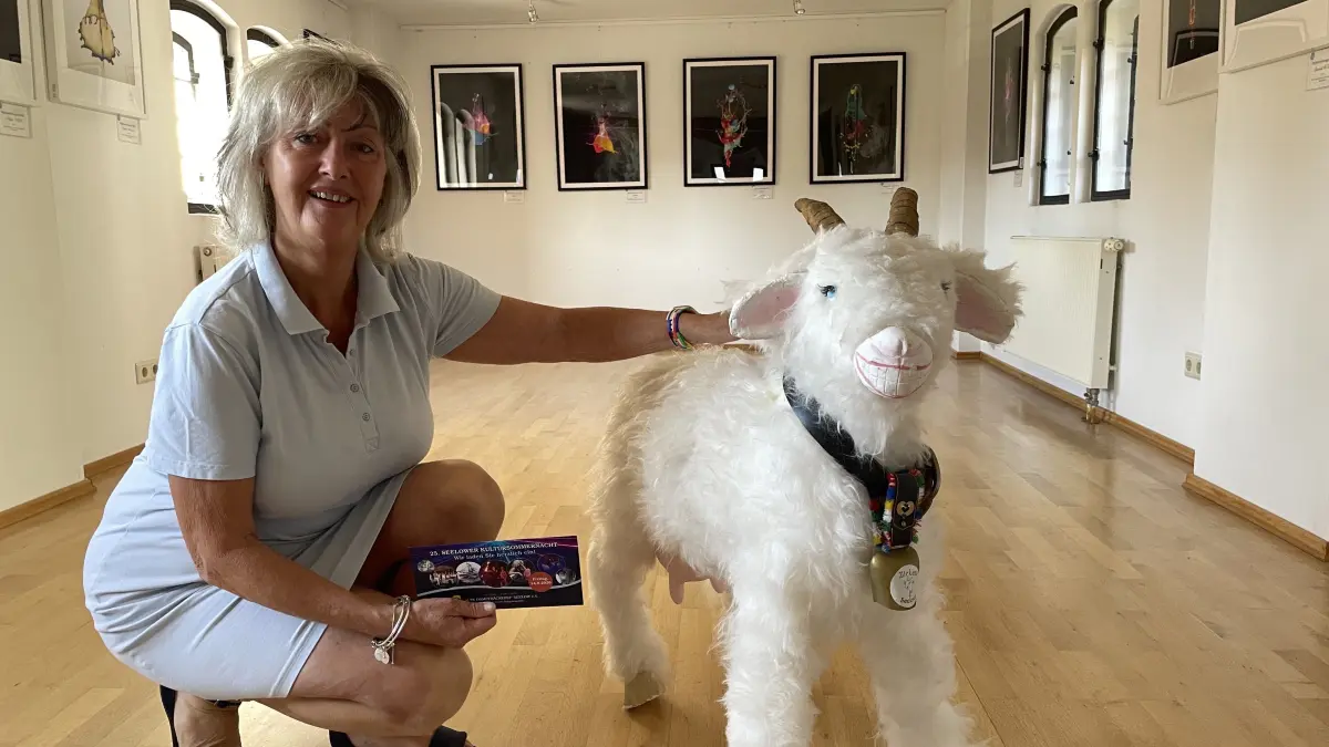 Vorfreude auf die Kultursommernacht: Vereinschefin Petra Stadler mit dem Stadtmaskottchen in der Ausstellung "Highspeedfotografie" in der Alten Dampfbäckerei Seelow.