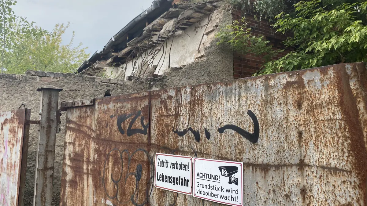 Verwunschen, überwuchert, aber videoüberwacht: das Grundstück in der Uferstraße 9 in Fürstenwalde. Einst war hier eine Wollfabrik.
