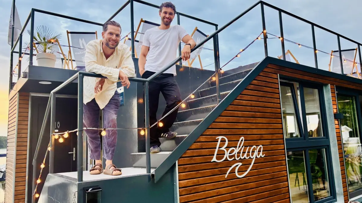 Marc Matting (rechts) und Lucas Hoffmann betreiben auf dem Scharmützelsee in Bad Saarow die schwimmende Bar Beluga.