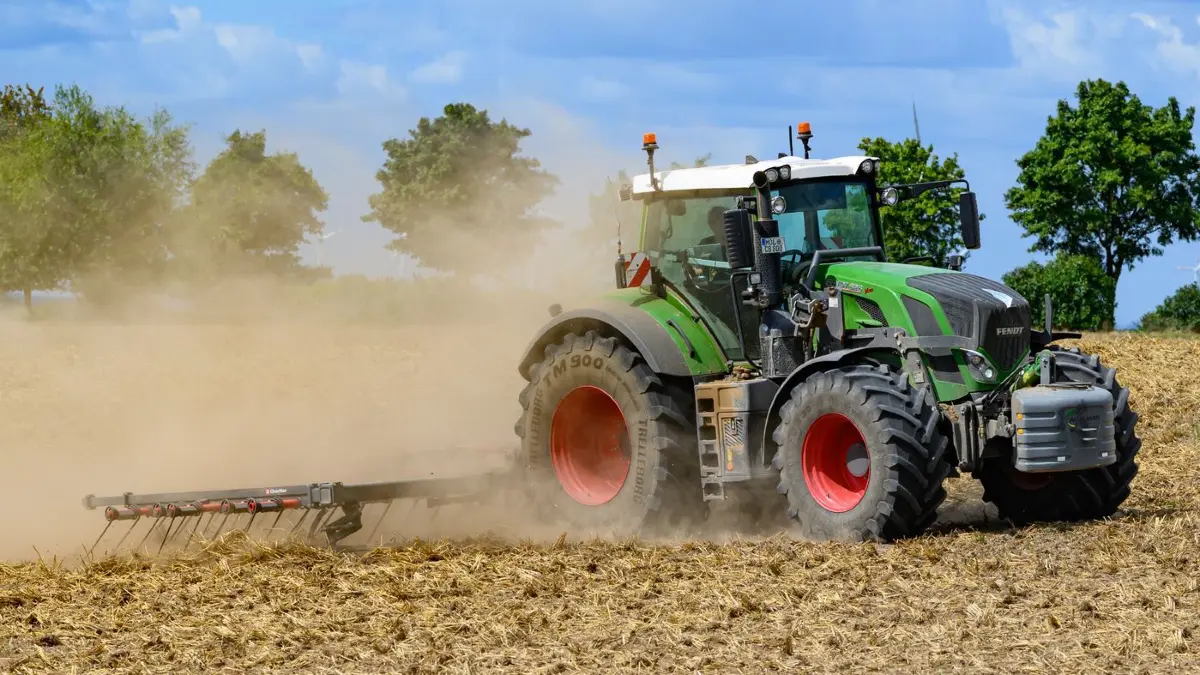 Trockenheit in der Landwirtschaft: 11.08.2026, Brandenburg, Podelzig: Ein Landwirt bearbeitet mit seinem Traktor und einem Striegel ein abgeerntetes Getreidefeld und wirbelt dabei viel Staub vom trockenen Boden auf. Foto: Patrick Pleul/dpa +++ dpa-Bildfunk +++