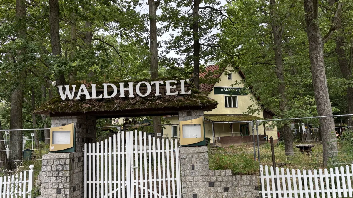 Neue Nutzung: Das ehemalige Waldhotel Frohnau an der B96 zwischen Glienicke und Hohen Neuendorf wird zu einer Wohnanlage für wohnungslose Menschen umgebaut. Das Projekt ist umstritten.