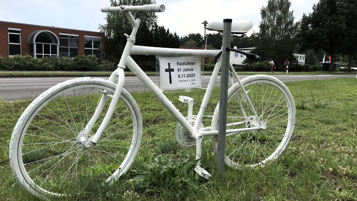 Müllrose. Aral-Tankstelle Frankfurter Straße. Ein weißes Geisterfahrrad Fahrrad, aufgestellt vom ADFC, erinnert an den Radsportler Reinhard Scheer, der an einer Einmündung gegenüber im November 2025 von einem Pkw erfasst worden und später seinen Verletzungen erlegen ist. 05.08.2026 Foto: Frank Groneberg