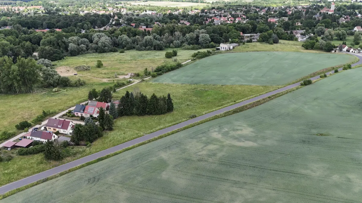Das Vorhaben Augustenaue, hier ein Blick von oben auf das Freigelände westlich der Innenstadt, ist das mit Abstand größte Wohnbauprojekt in Müncheberg. Warum es nun erneut Debatten dazu gibt.