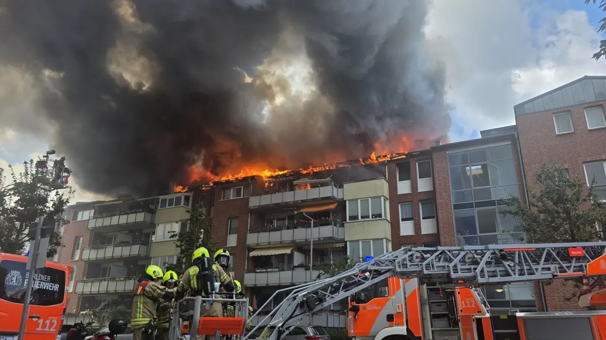 In Berlin-Biesdorf kämpfen mehr als 120 Einsatzkräfte gegen einen Brand.