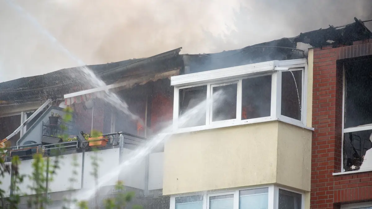 Die Flammen griffen auf das Dach und weitere Wohnungen über.