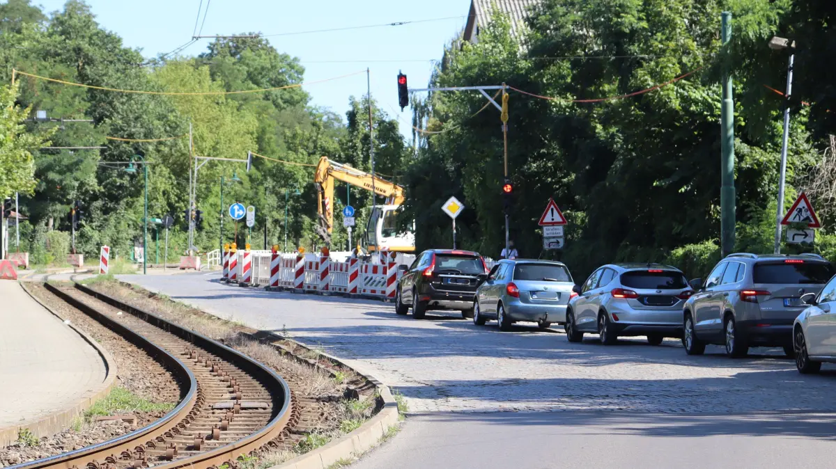 Anstehen an der Baustellenampel: Warum in Rüdersdorf gebaut wird und warum es an den Maßnahmen Kritik gibt.