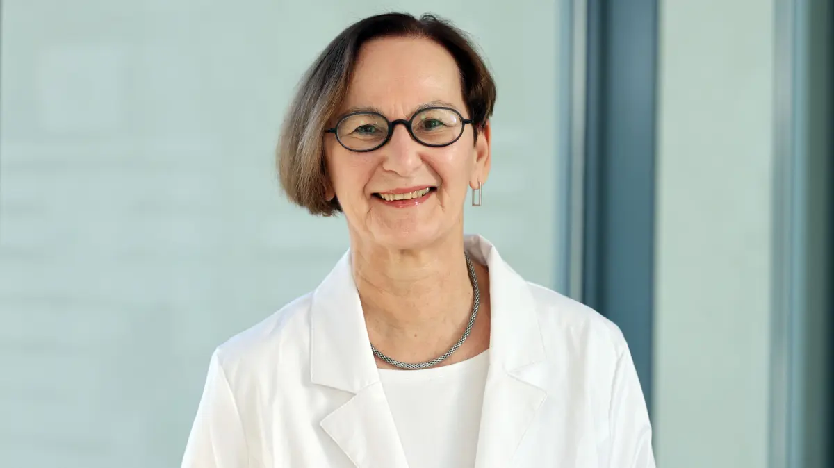 Dr. med. Adriane Kalsow, Chefärztin für Anästhesiologie und Intensivmedizin im Achenbach Krankenhaus von Königs Wusterhausen, kennt sich mit Teleroboter Eric gut aus.