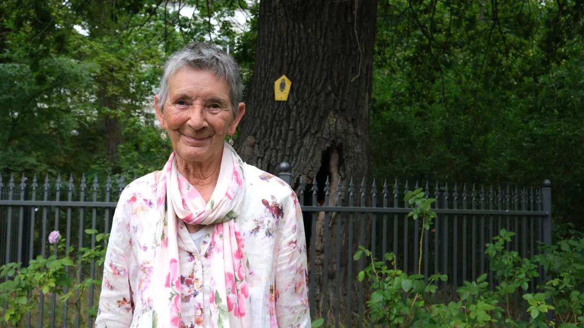 Sonja Gudlowski an ihrem Lieblingsort im Lennépark: der alten Schmeißer-Eiche. Der Baum hat mit einem ihrer größten Erfolge in 19 Jahren Ehrenamt zu tun.