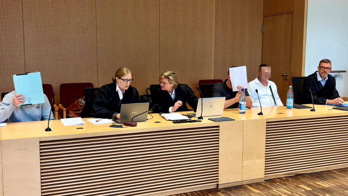 Vorwurf versuchter Totschlag: Die Angeklagten mit Verteidigerinnen und Verteidiger in Saal 007 am Landgericht Frankfurt (Oder)