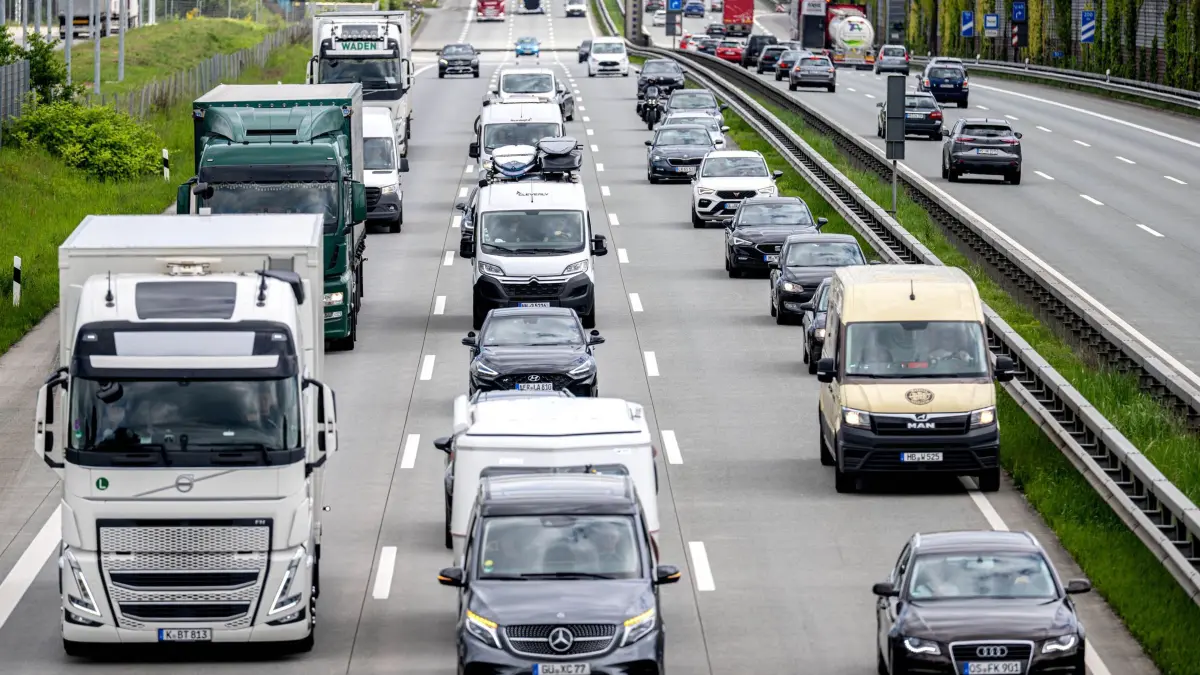 Verkehr vor Pfingsten - Niedersachsen: ARCHIV - 22.05.2026, Niedersachsen, Sittensen: Autos und LKW stehen auf der Autobahn A1 zwischen Bremen und Hamburg im Stau. (zu dpa: «Auch Hamburg setzt Lkw-Fahrverbot wegen Niedrigwasser aus») Foto: Sina Schuldt/dpa +++ dpa-Bildfunk +++