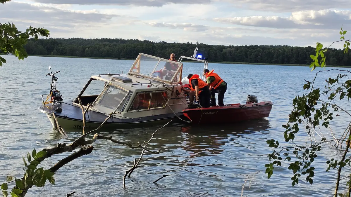 Einsatz auf dem Werbellinsee am 11.8.2026 bei Altenhof. Retter der Feuerwehr sichern ein zuvor gekentertes Motorboot, das nun geborgen werden soll. Bei dem Unglück sind fünf Menschen in Gefahr geraten. Es konnten aber alle gerettet werden.
