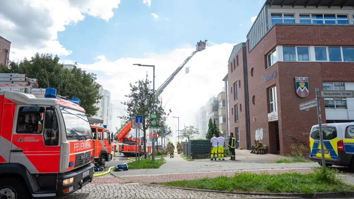Mit mehreren Trupps und über Drehleitern löschten die Einsatzkräfte den Brand.