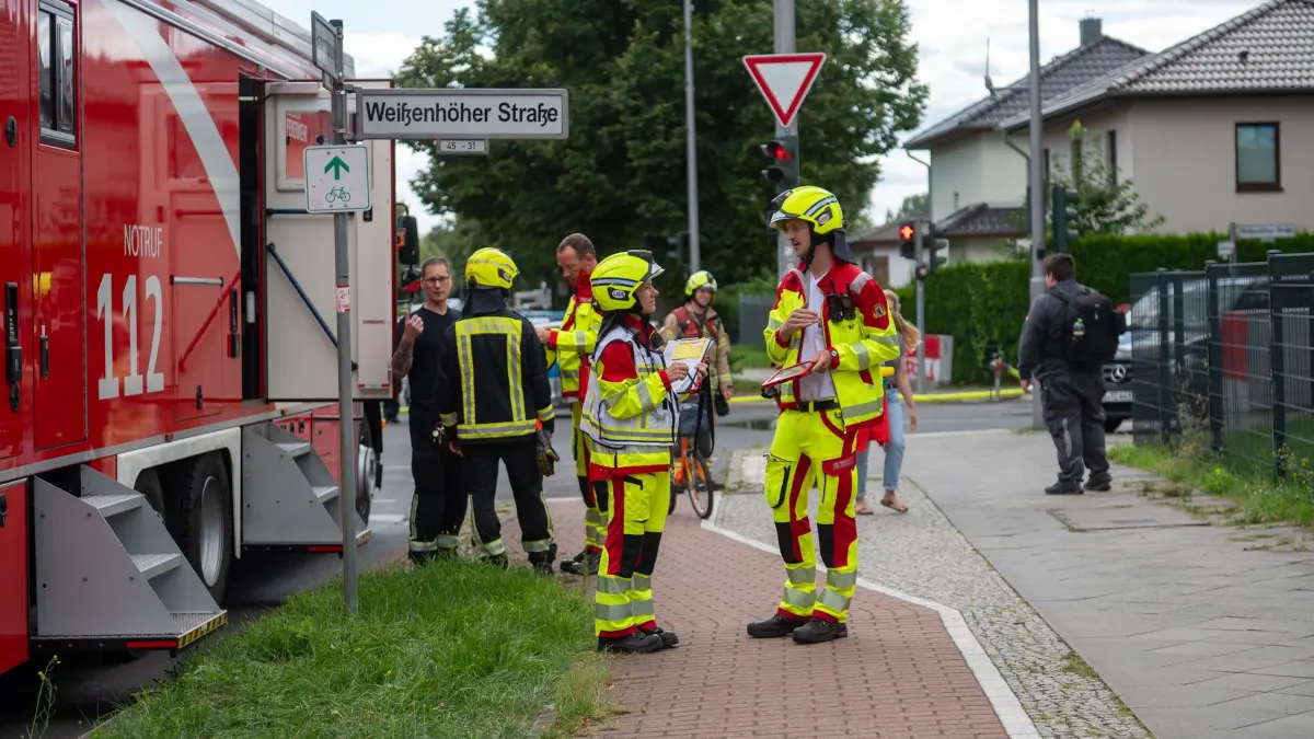 Rettungskräfe und Notärzte kümmern sich um die Bewohner der Einrichtung.