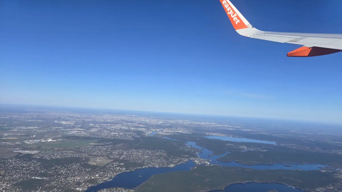 Der Blick aus einem startenden Flugzeug in Richtung Berlin. Auch der Schönefelder Ortsteil Waltersdorf ist zu sehen.