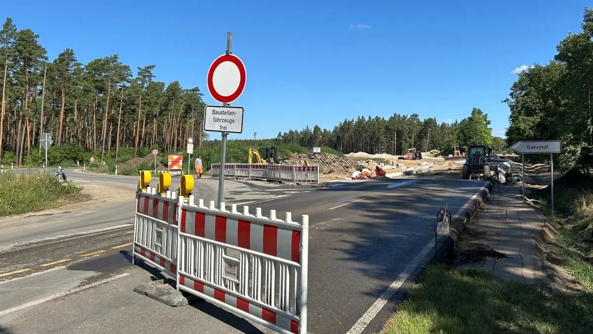 Der neue Bahnhof Fangschleuse bei Tesla in Grünheide steht vor der Eröffnung. Die Zufahrt erfolgt zunächst über eine Baustraße. Ab wann sie passierbar sein soll.