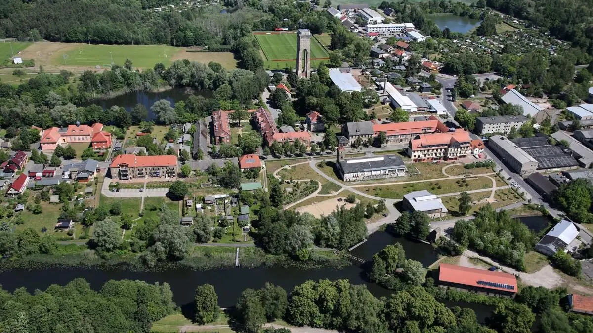 Die Messingwerksiedlung im Ortsteil Finow ist die älteste, noch in dieser Situation erhaltene Werkssiedlung im Land Brandenburg. Das Areal steht unter Denkmalschutz. Hier soll ein neues Stadtviertel entstehen.