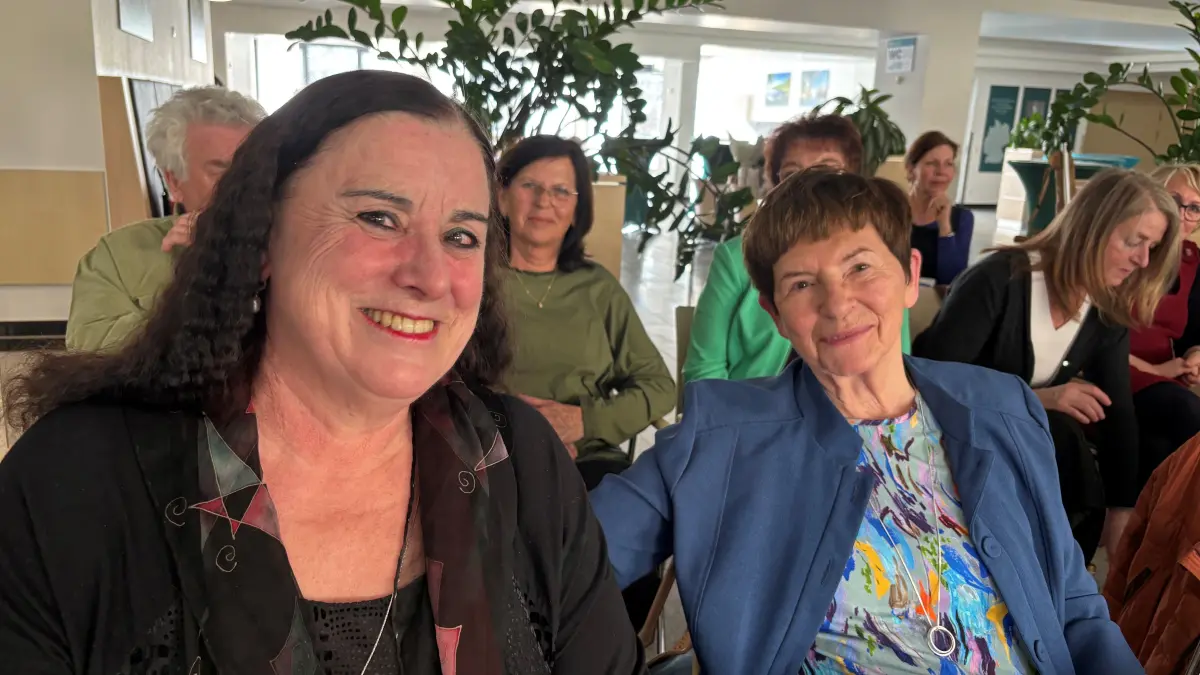 Kämpferinnen, Kolleginnen und Freundinnen: Annette Rosenthal, Nervenärztin in Schwedt und Dr. Gudrun Richter, ehemalige Gründerin und Chefärztin der Klinik für Psychiatrie und Suchtmedizin im Krankenhaus Angermünde, sind Wegbereiterinnen einer modernen psychiatrischen Vollversorgung in der Uckermark. Beide sind im Ruhestand. Was bleibt nach ihnen?
