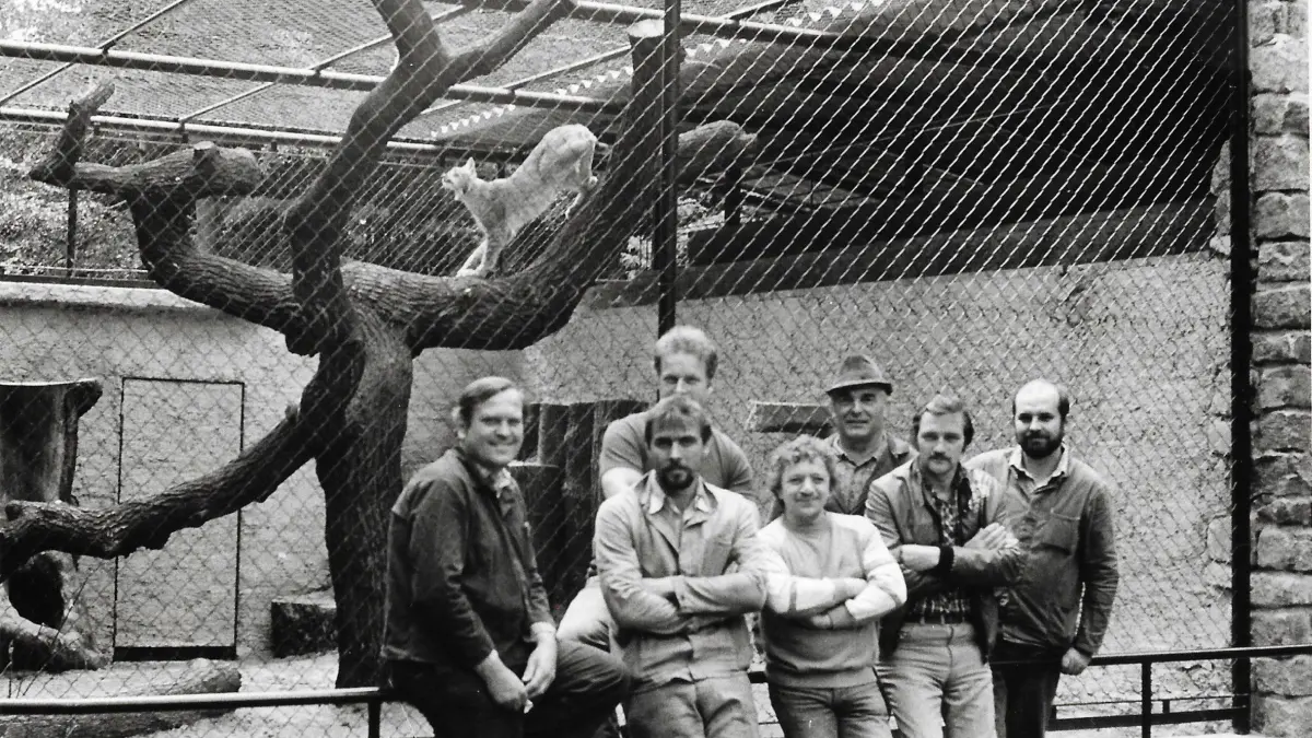 Foto vor Gehege: Die Feierabendbrigade des ersten Jahrzehnts: Die Tierfreunde Grasnick, Grabert (hinten), Hernes, Sabaschuß, Thieme, Röhr und Kuley.