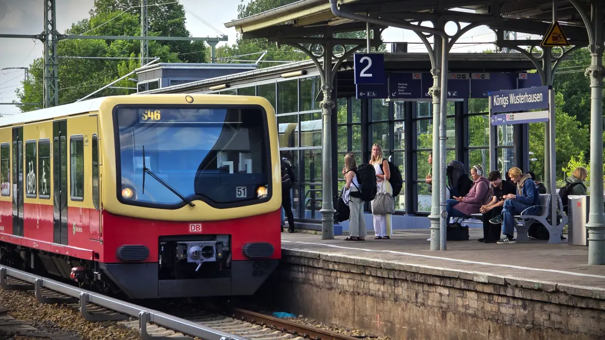 Die S46 fährt in den Bahnhof von Königs Wusterhausen ein