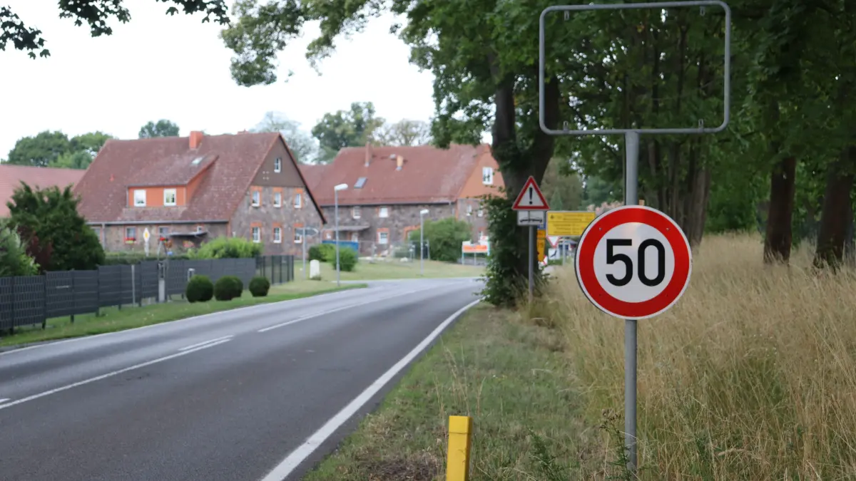 Gestohlenes Ortsschild in Prötzel: Warum es immer wieder solche Fälle gibt, sie gerade wieder vermehrt vorkommen und was welche Folgen es gibt.
