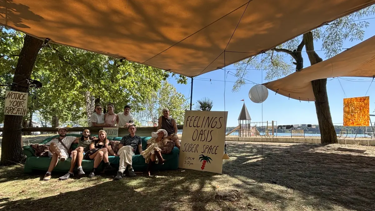 Helenesee bei Frankfurt (Oder): Unter anderem diese Gruppe vom "Feelings sorgt mit den letzten Handgriffen dafür, dass das Festival "Bucht der Träumer*" losgehen kann.