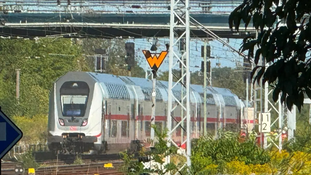 Ein Notarzteinsatz legt den Bahnverkehr zwischen Oranienburg und Berlin lahm. Passagiere aus diesem Zug mussten evakuiert werden.