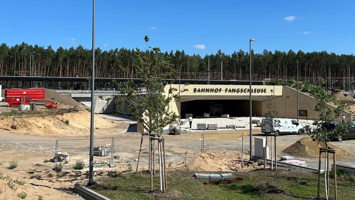 Blick auf den südlichen Haupteingang: Die Inbetriebnahme des neuen Bahnhof Fangschleuse bei Tesla steht bevor. Am 15. August soll zum ersten Mal der RE1 hier stoppen. Noch laufen aber an mehreren Stellen Restarbeiten.