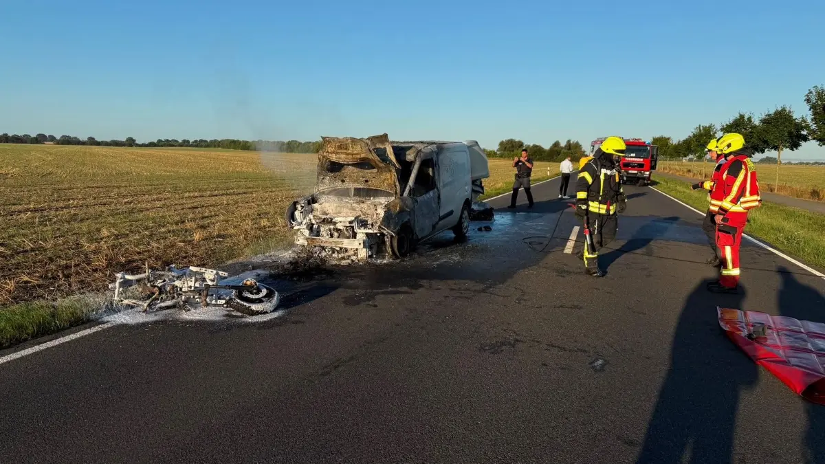Bei einem schweren Unfall in der Nähe von Dabergotz südwestlich von Neuruppin ist am Mittwochmorgen ein Transporter Caddy mit einer Motorrollerfahrerin zusammengestoßen.
