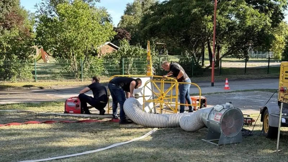 An der beschädigten Fernwärmeleitung in der Friedrich-Wöhler-Straße laufen die Reparaturarbeiten auf Hochtouren.