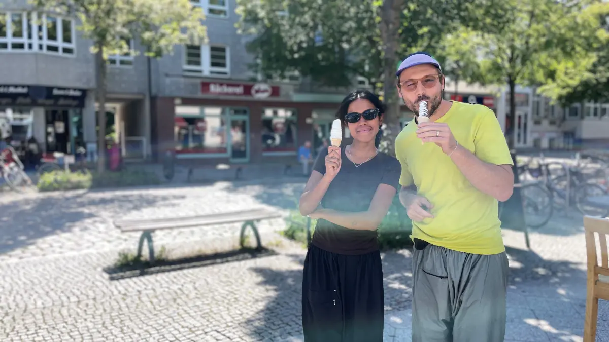 Softeis in der Bahnhofstraße Königs Wusterhausen: Bei den Kundinnen und Kunden kommt Nostalgie auf.