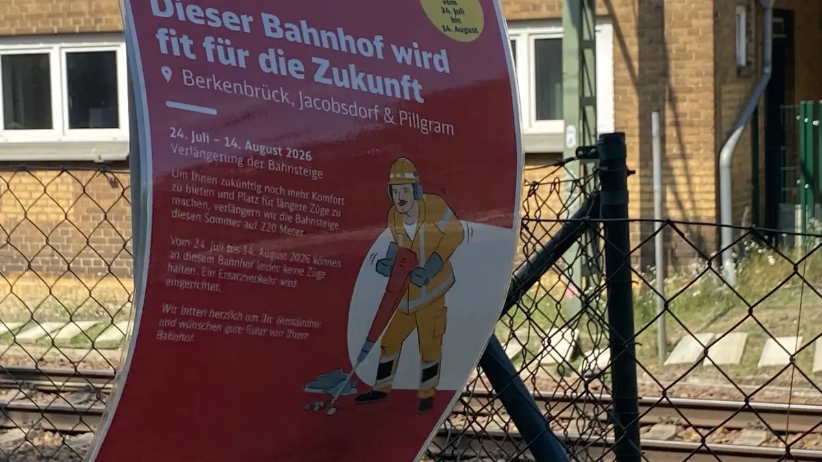 Bauplakat in Berkenbrück: Ganz trifft es die Wirklichkeit nicht mehr. Ab 15. August können die Fahrgäste zwar in Richtung Berlin einsteigen, aber nicht in Richtung Frankfurt. Welche Folgen das hat.
