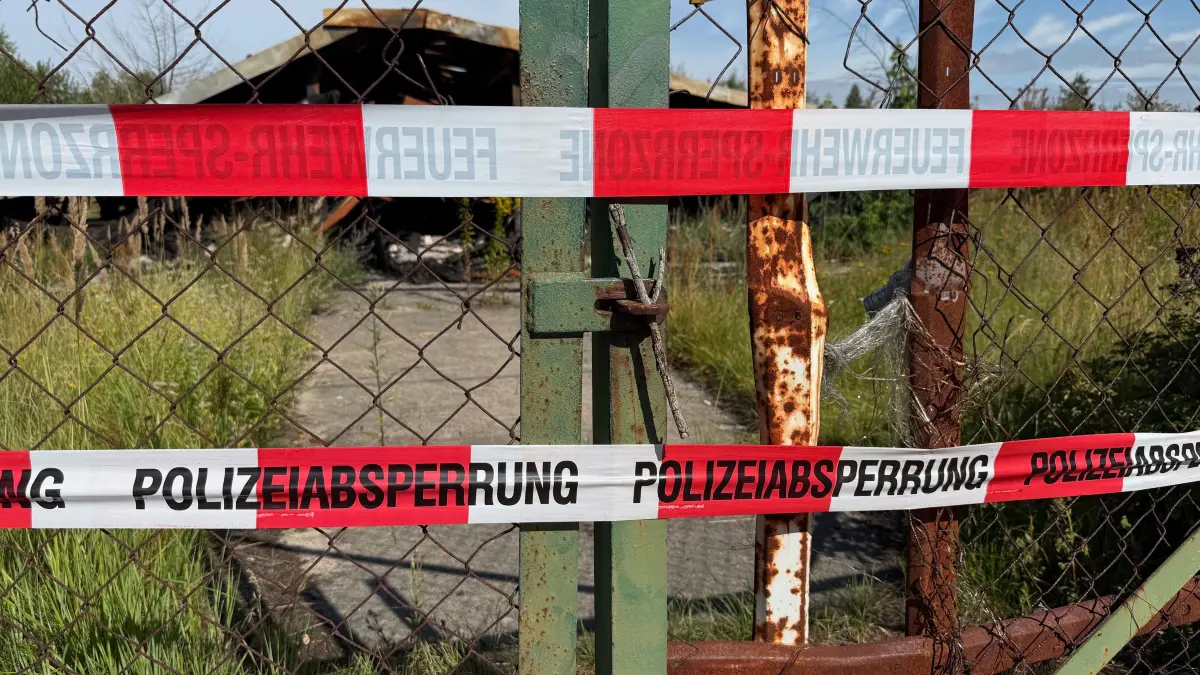 Baracken Langer Grund: Schwedt, 8.8.2026: Das ganze Ausmaß der Zerstörung wird erst bei Tageslicht sichtbar: Die Luftaufnahme zeigt die Brandruinen am Langen Grund.