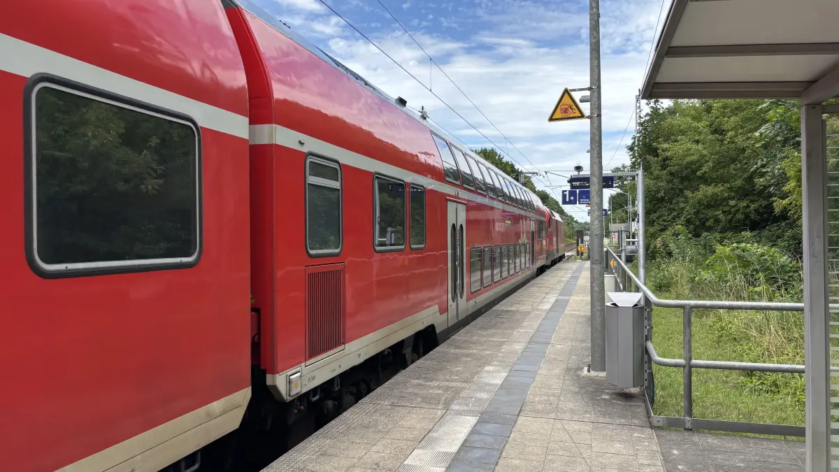 RB24 in Melchow. Die Züge dieser Regionalbahnverbindung haben oft Verspätung und fallen aus. Pendlerinnen beklagen zudem, dass auch die Klimaanlagen häufig nicht richtig kühlen.