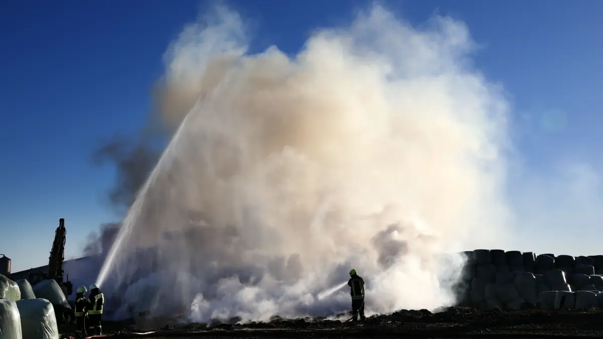 Bei Trechwitz im Landkreis Potsdam-Mittelmark brennen 600 Strohballen in einer Strohmiete. Die Feuerwehr ist im Einsatz.