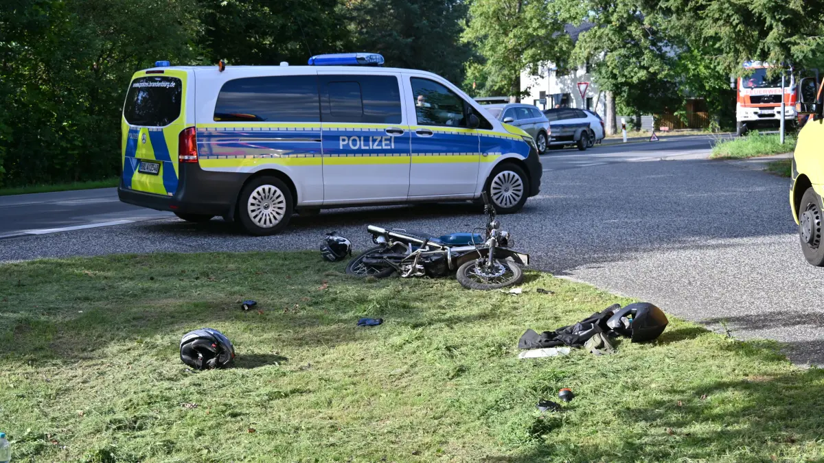 Weit verstreute Teile: Zwei Motorräder sind am Dienstagabend zwischen Fürstenwalde und Rauen zusammengestoßen.