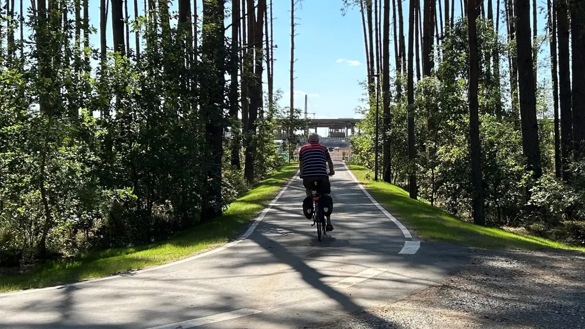 Radweg zum neuen Bahnhof Fangschleuse bei Tesla: Er führt vom Grünheider Wohnplatz Gottesbrück bis zum nördlichen Bahnhofsvorplatz.