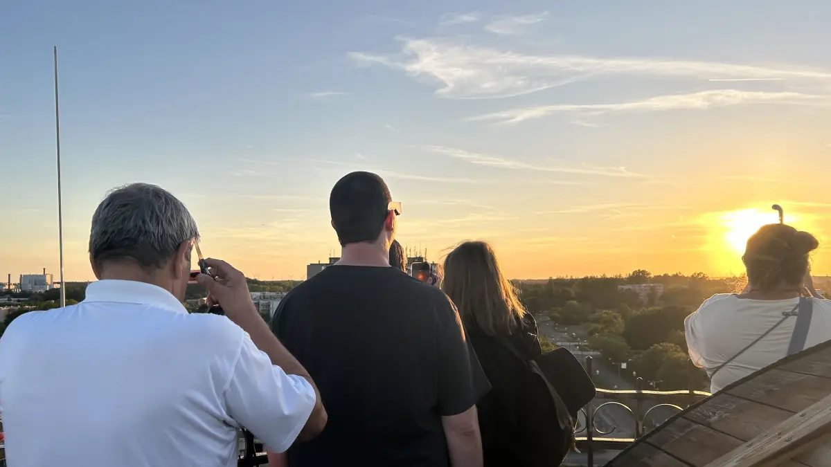 Sonnenfinsternis in Frankfurt (Oder): Vom Planetarium aus hatte man nicht nur einen erstklassigen Blick auf dievom Mond verdunkelte Sonne. Besucher bekamen auch spontan den Sternenhimmel zu sehen.