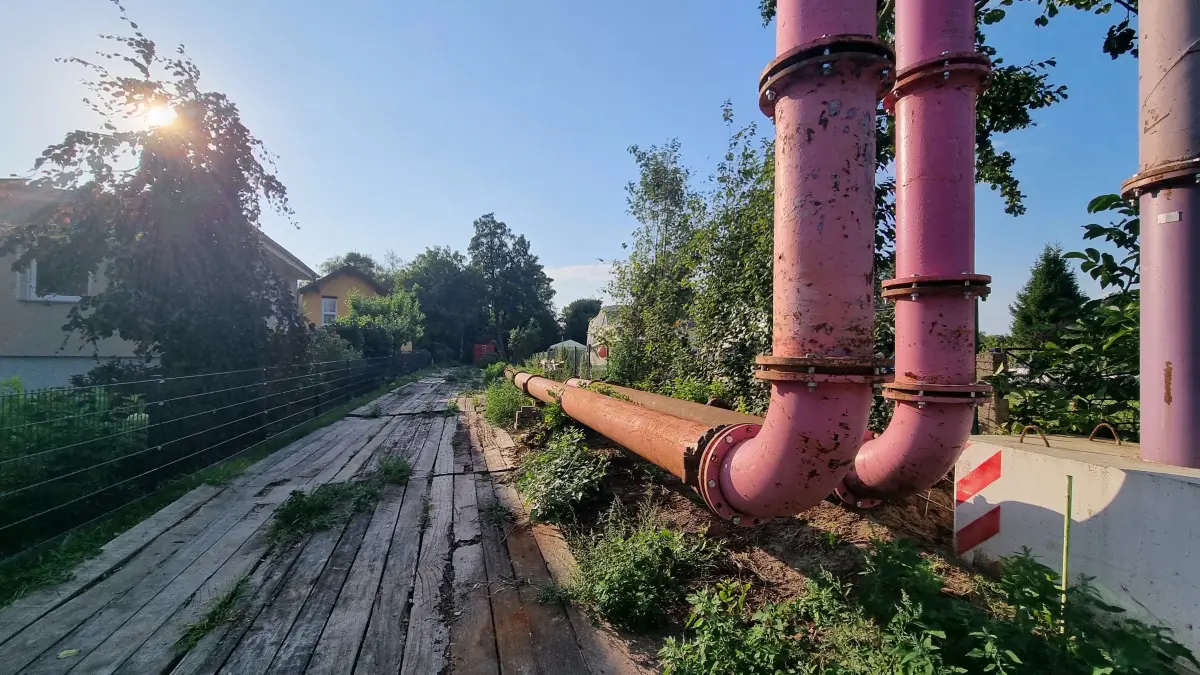 An der Bachstelzenwiese im Oranienburger Ortsteil Lehnitz muss voraussichtlich am 2. September eine Bombe entschärft werden. Um den verdächtigen Gegenstand freizulegen wird im Vorfeld das Grundwasser abgesenkt. Der Havel-Altarm ist ab 12. August gesperrt. Rund 700.000 Liter pro Stunde werden von der Räumstelle aus in den Havelaltarm eingeleitet. Foto zu einer Pressemitteilung der Stadtverwalt.ung