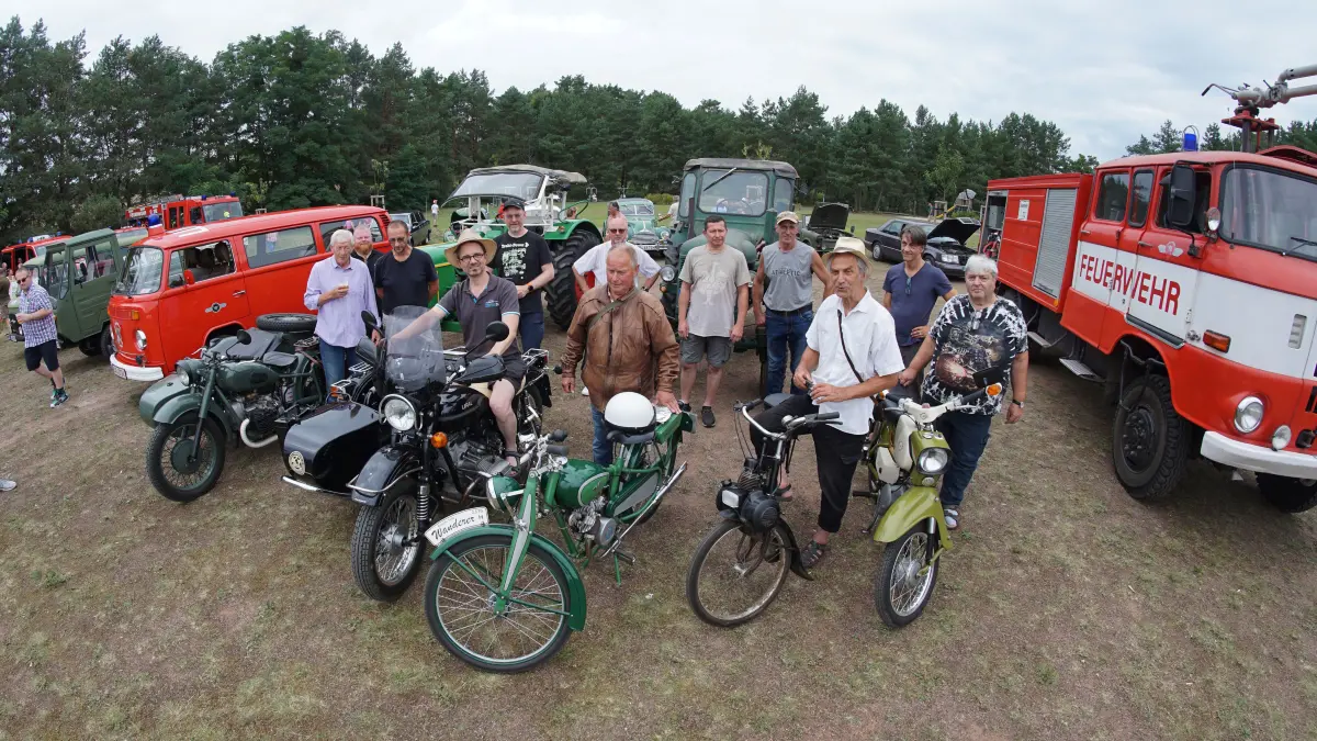 Oltimerschau in Prenden: Ein Treffen alter Schätzchen gab es am Sonnabend auf dem Sommerfest im Wandlitzer Ortsteil Prenden zu bestaunen. Sören Marotz vom DDR-Museum (vorne links auf Motorrad) hatte die Schau mit den historischen Treckern, Zweirädern und Autos organisiert. Die Besucher des Dorffestes konnten die nostalgischen Fahrzeuge bewundern und Platz nehmen inmitten der Technik von vor vielen Jahren.