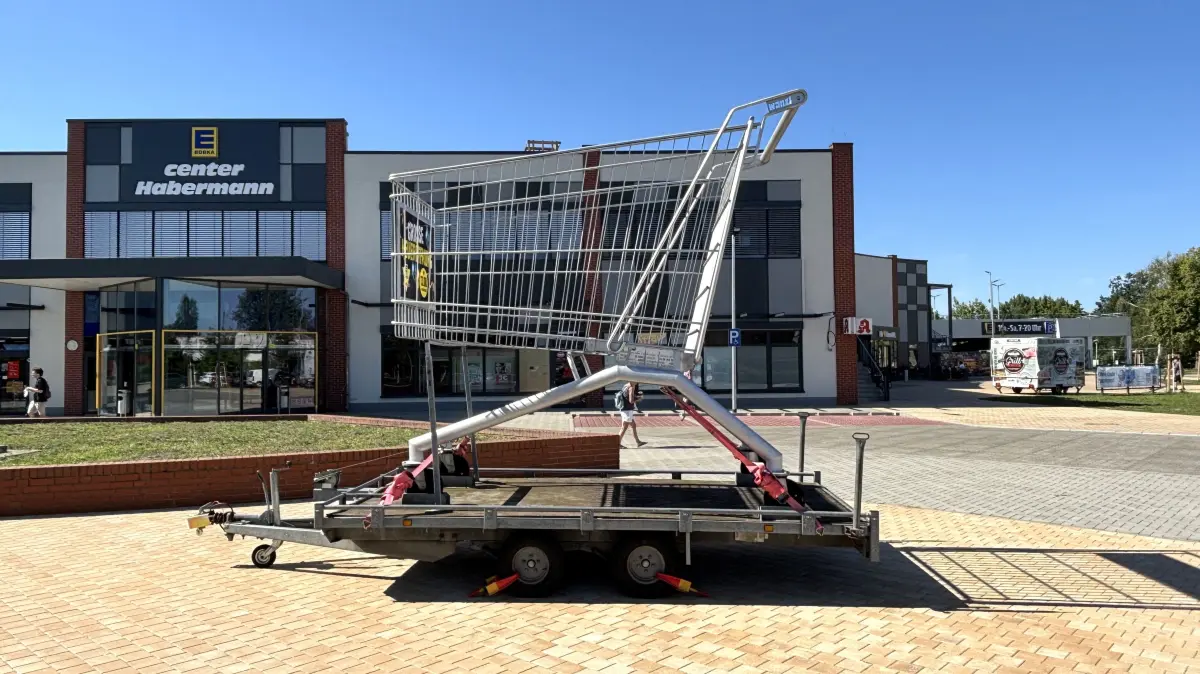 Ein riesiger Einkaufswagen weist auf dem Vorplatz den Weg ins Einkaufszentrum HEP in Neuberesinchen in Frankfurt (Oder).