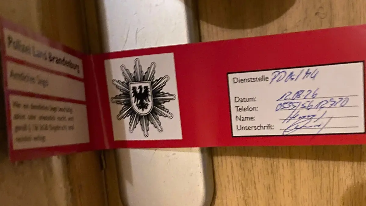 Die von der Polizei versiegelte Wohnungstür des Toten: Derzeit ermittelt noch die Mordkommision.