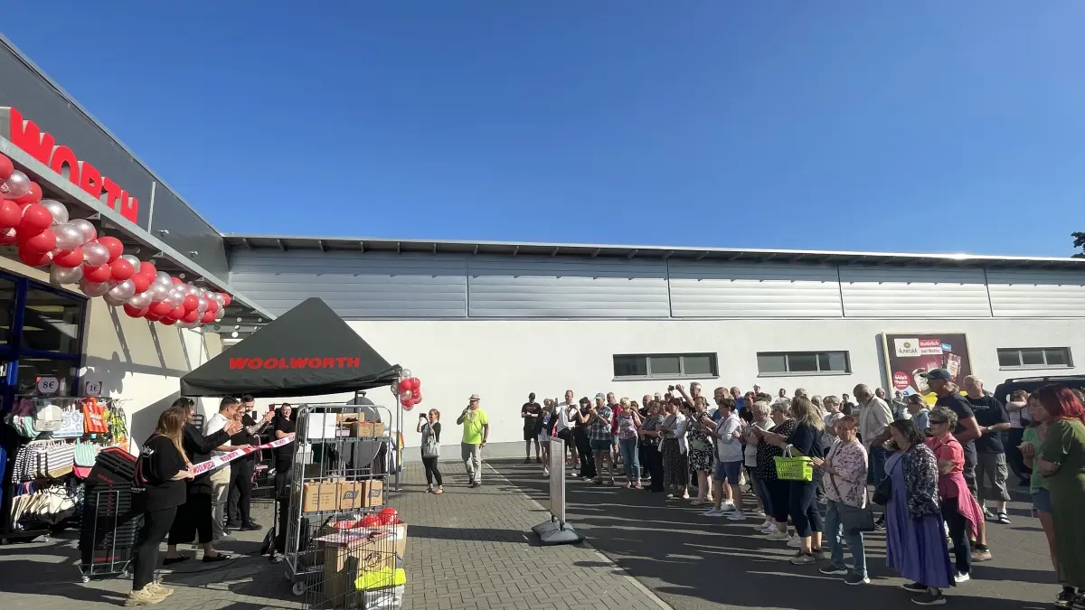 Banddurchschnitt zur Eröffnung in Seelow. Hunderte Kunden warteten bereits am 13. August darauf.