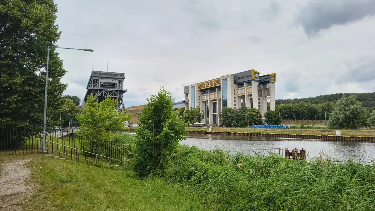 Die beiden Schiffshebewerke in Niederfinow. Am Mittwochmittag (12. August) kam es an einem Hotel in der Nähe zu einem Einsatz von Polizei und Rettungskräften.
